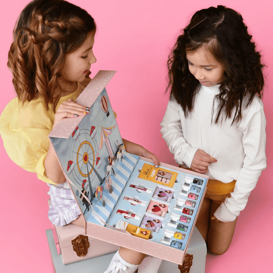 Miss Nella Fun Fair Pop-Up Case | Een Wereld vol Glitters en Fantasie