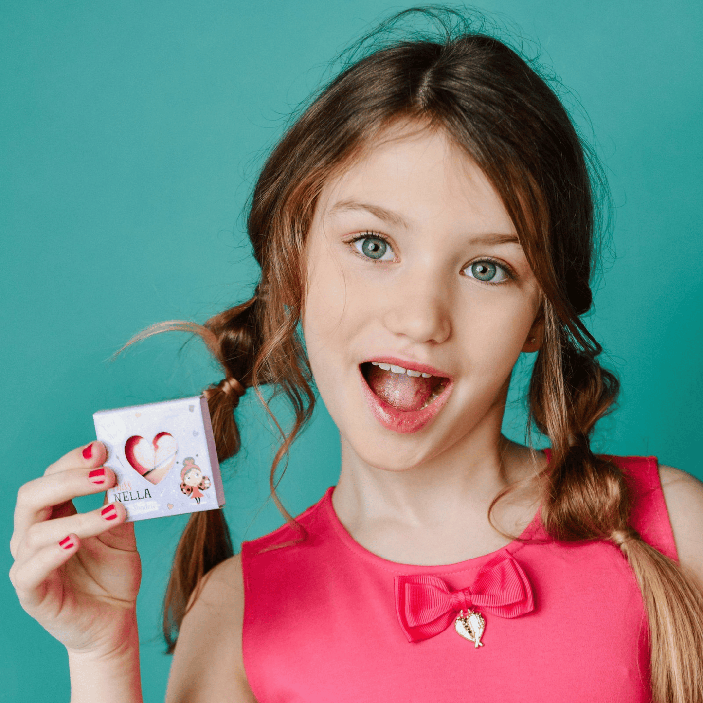 Miss Nella Oogschaduw | Kleine Kleuren, Grootse Blijdschap 🌈