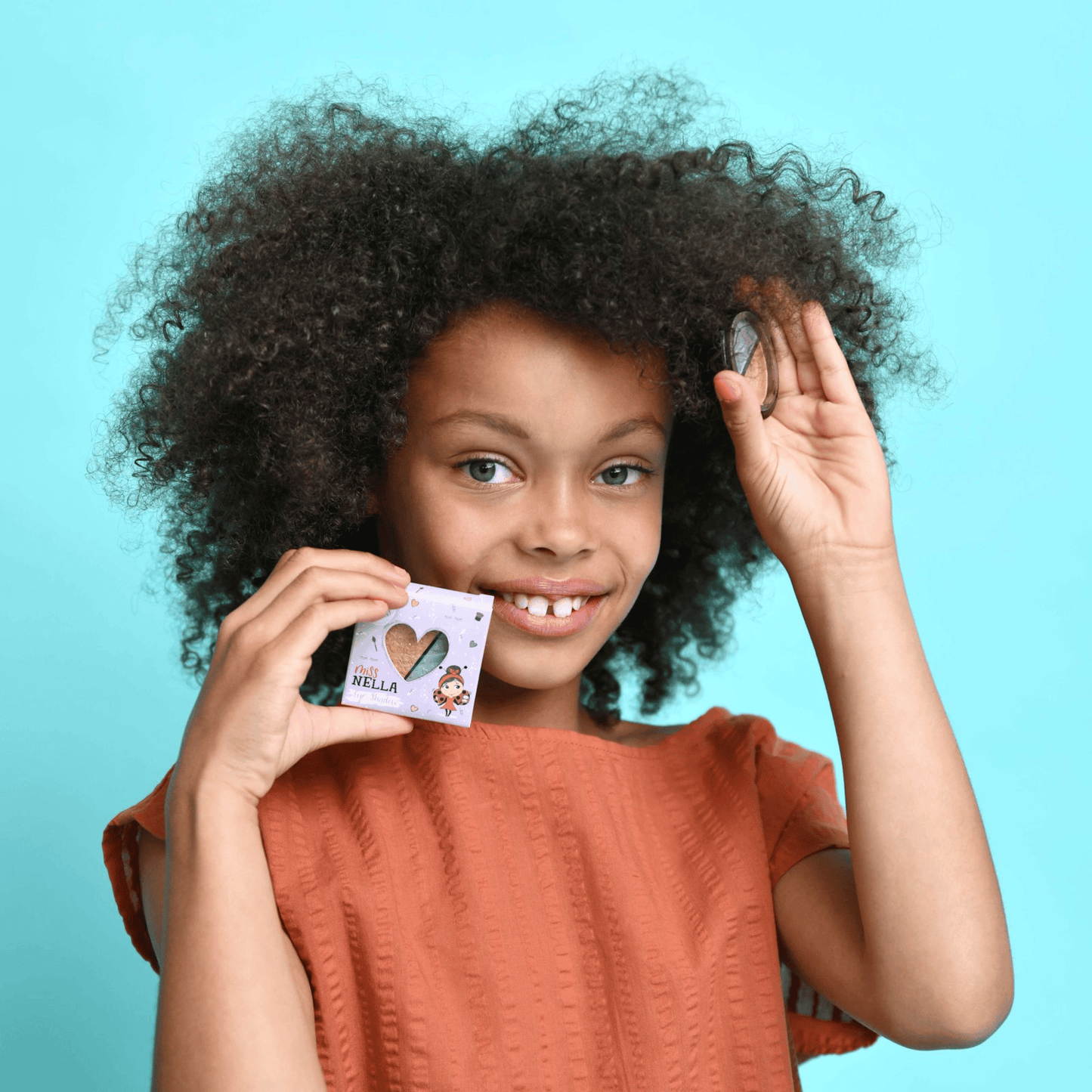 Miss Nella Oogschaduw | Kleine Kleuren, Grootse Blijdschap 🌈